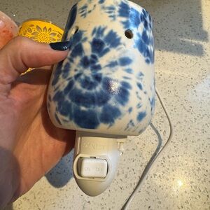 Scentsy Blue and White Tie-Dye Plug-In Warmer